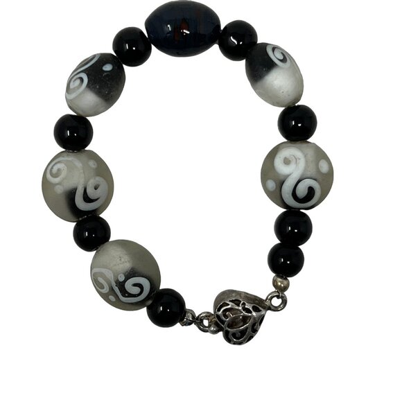 Beaded Bracelet Black and White Decorative Beads Silver Tone Box Clasp - Picture 8 of 8